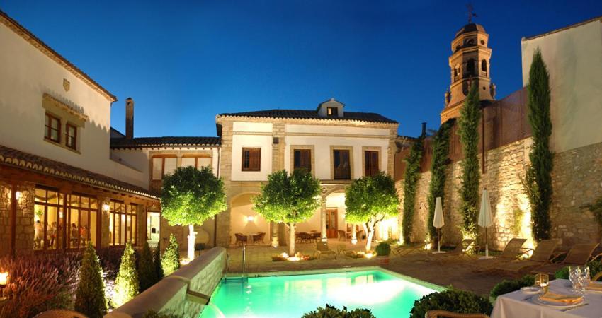 Hotel Puerta De La Luna Baeza Exterior photo